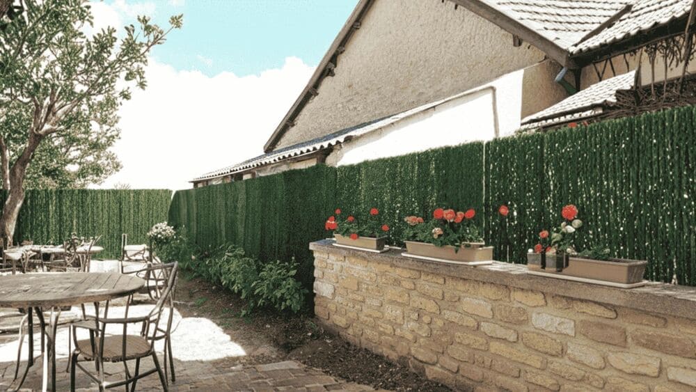 terrasse avec une haie artificielle cachant le vis-à-vis du voisin