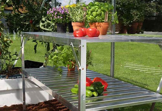 Table avec deux plateaux pour serre de jardin