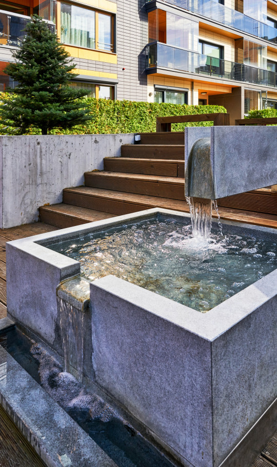 photo d'une cascade de jardin necessitant une pompe